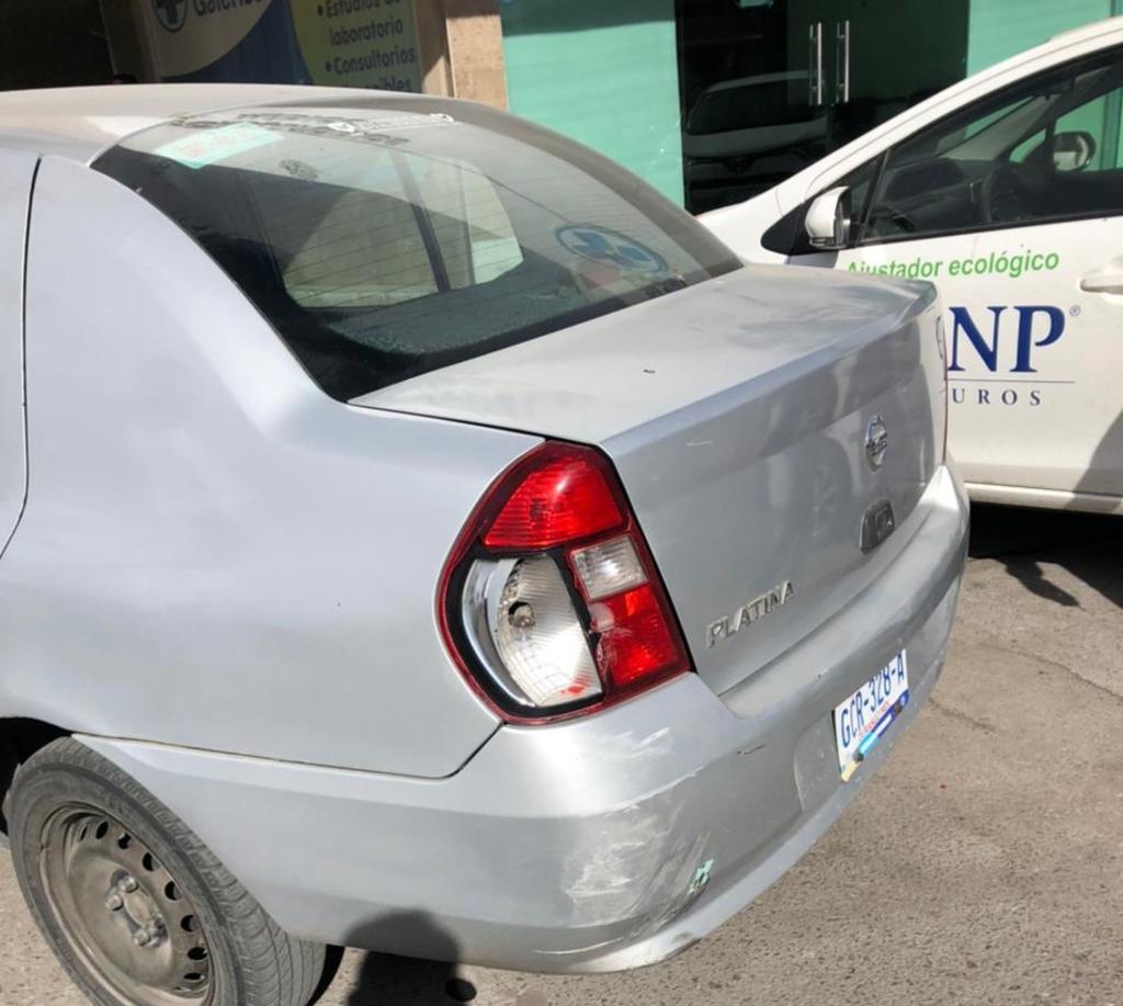 Choca vehículo en Torreón al salir de cajón de estacionamiento. Noticias en tiempo real