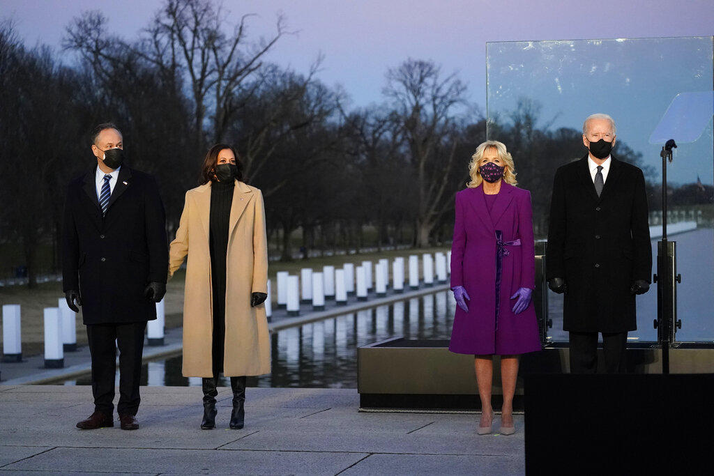 Joe Biden y Kamala Harris homenajean a victimas mortales de EUA por COVID. Noticias en tiempo real