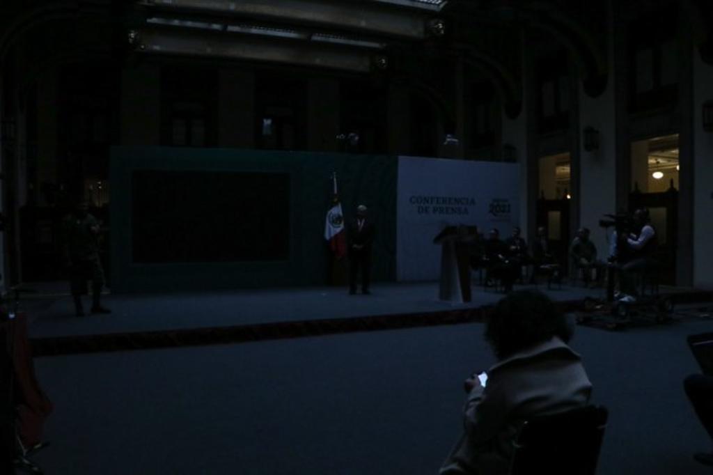 Se va la luz en Palacio Nacional durante mañanera de AMLO. Noticias en tiempo real
