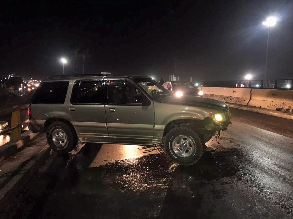 Camioneta choca en Torreón contra muro de contención en el puente El Campesino. Noticias en tiempo real