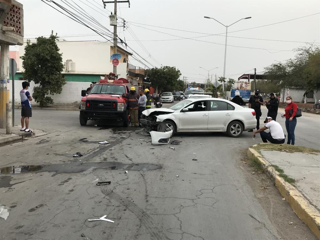 Choque en Torreón deja daños en dos vehículos, una finca y provoca fuga de gas. Noticias en tiempo real