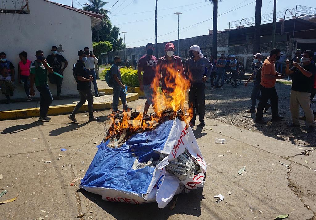 Migrantes centroamericanos queman piñata para pedir a Biden su ingreso a EUA. Noticias en tiempo real