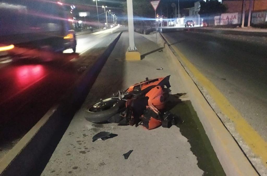 Joven ebrio en Torreón impacta su motocicleta deportiva contra camellón. Noticias en tiempo real