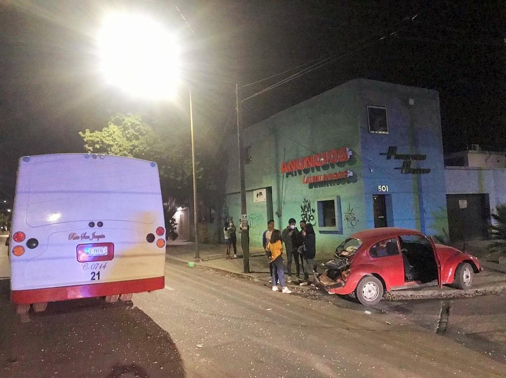 Autobús de pasajeros se impacta en Torreón contra auto compacto. Noticias en tiempo real
