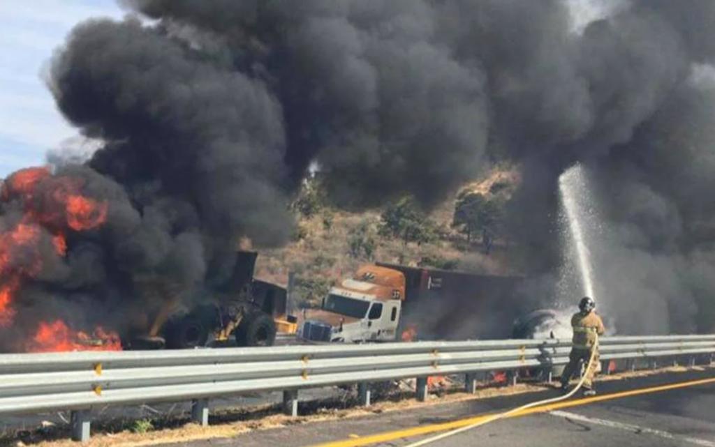 Choque múltiple en Michoacán deja dos muertos y vehículos calcinados. Noticias en tiempo real