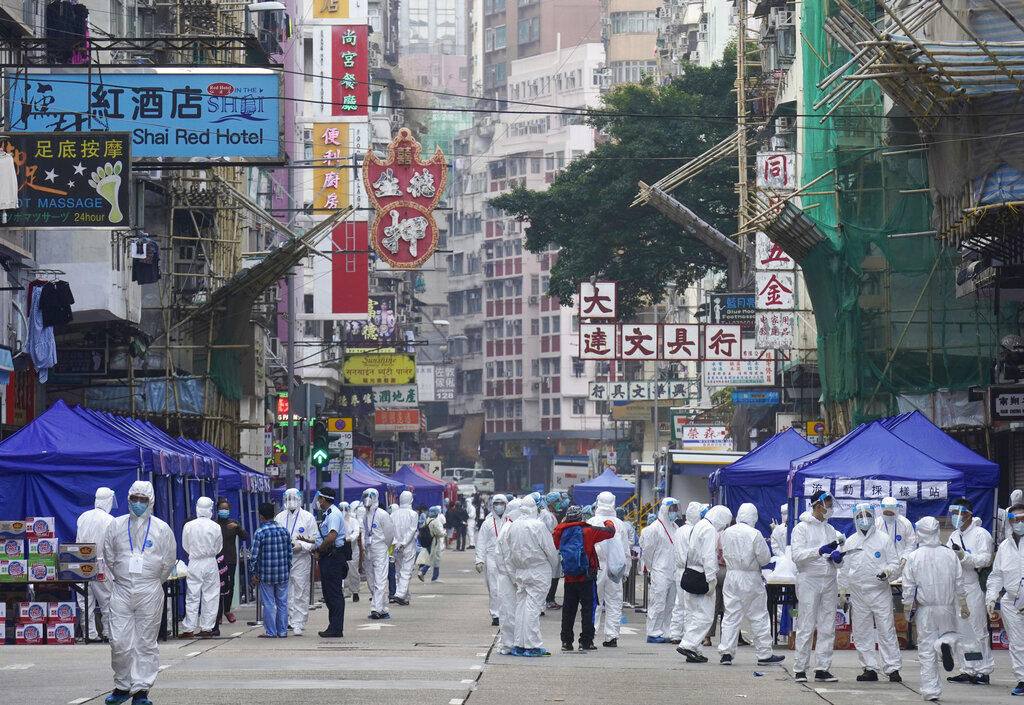 Confinan a miles de habitantes en Hong Kong para contener brote de COVID. Noticias en tiempo real
