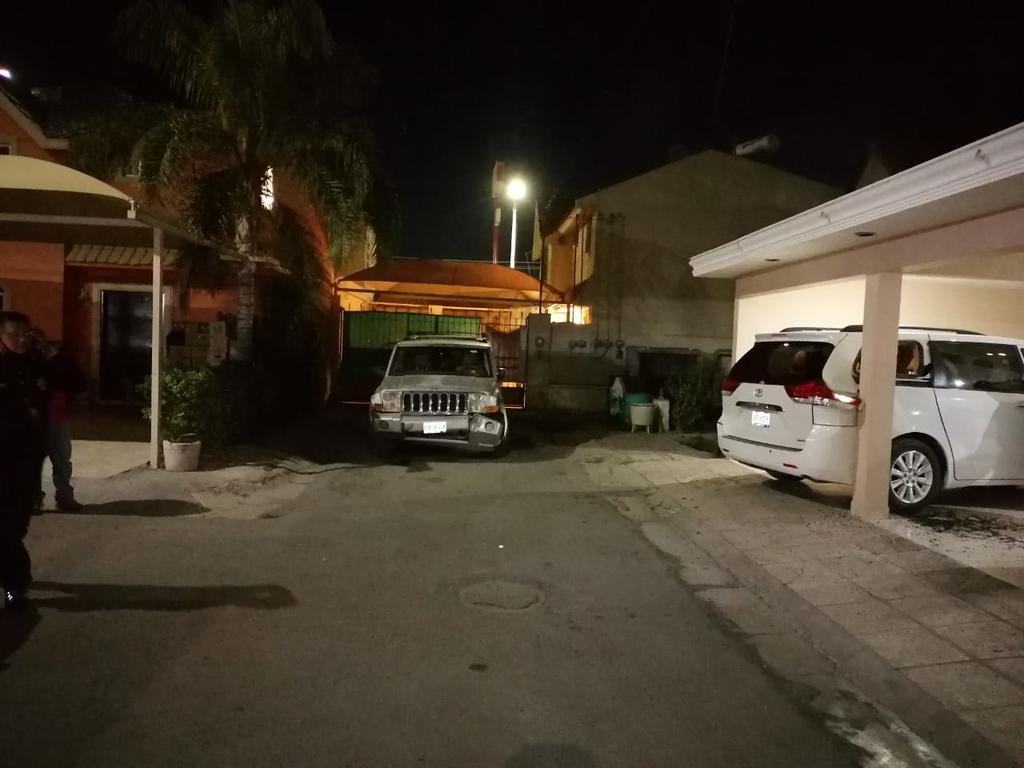 Abandonan vehículo en Torreón tras chocar con auto estacionado en cerrada. Noticias en tiempo real