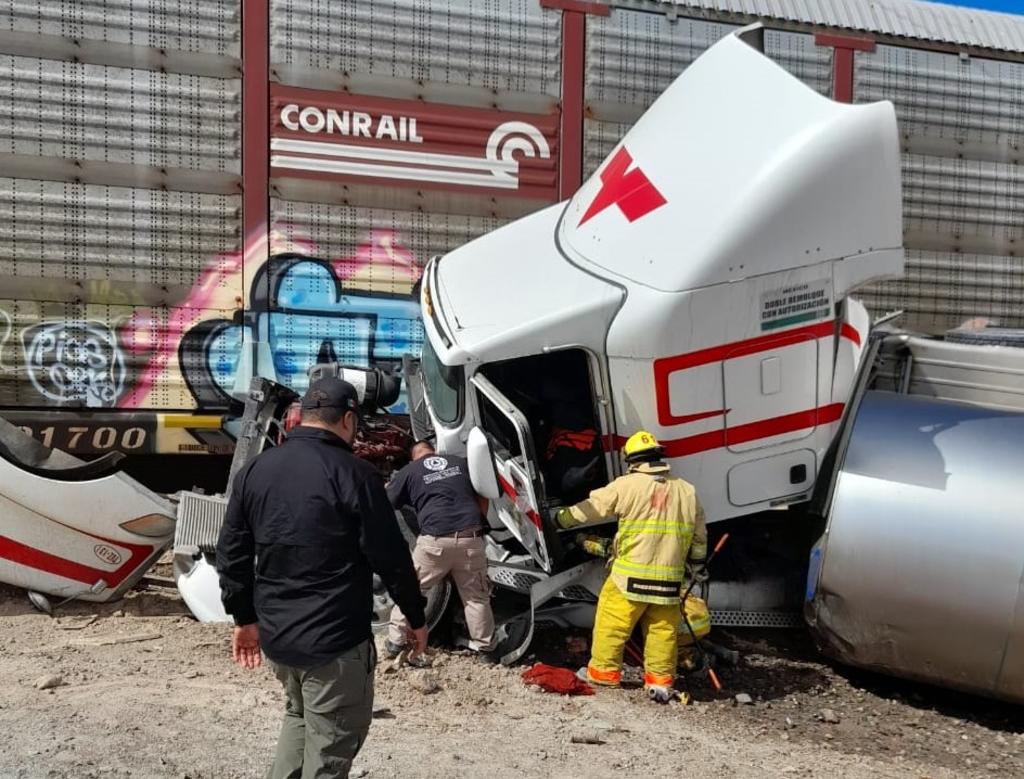 Tren impacta tráiler en ejido de Matamoros. Noticias en tiempo real