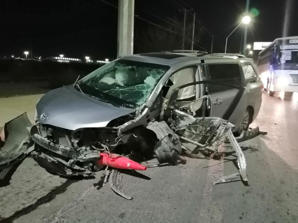 Abandonan vehículo en Torreón tras chocar con señalamiento vial. Noticias en tiempo real