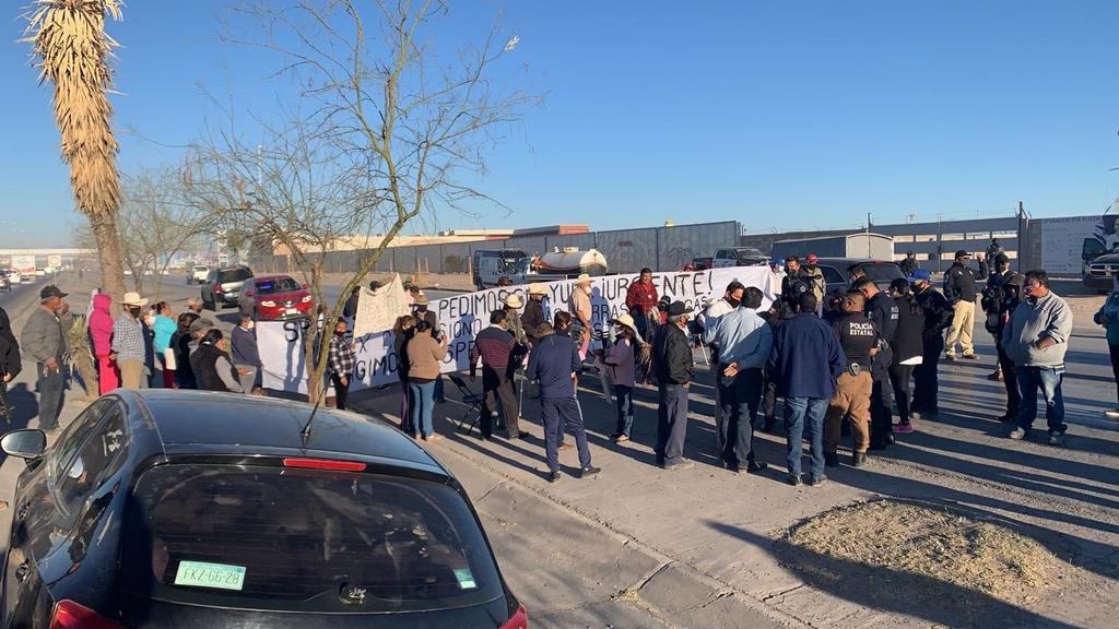 Campesinos bloquean el periférico de Torreón. Noticias en tiempo real