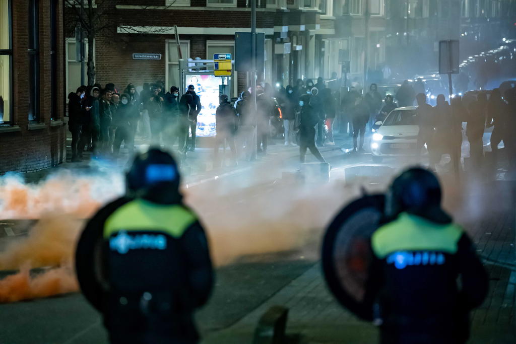 Protestan por toque de queda por COVID-19 en Holanda. Noticias en tiempo real