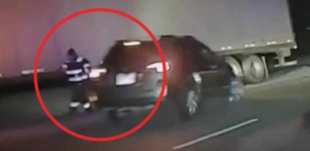 Hombre por poco es embestido por camioneta que patinó sobre carretera helada. Noticias en tiempo real