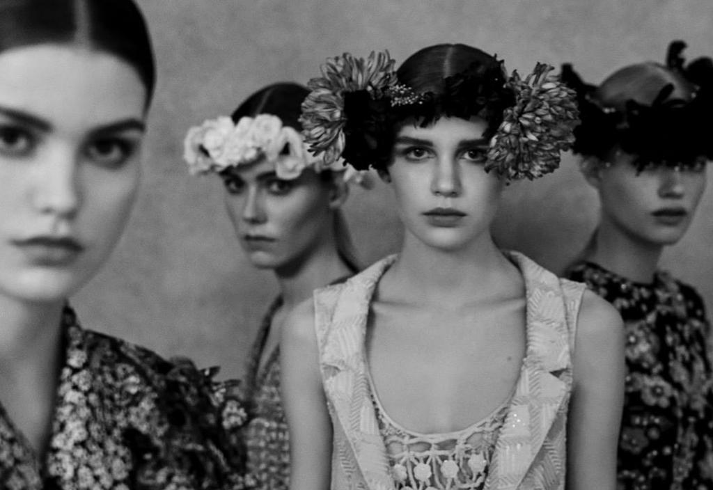 Chanel se queda en familia para mostrar su colección virtual de Alta Costura. Noticias en tiempo real
