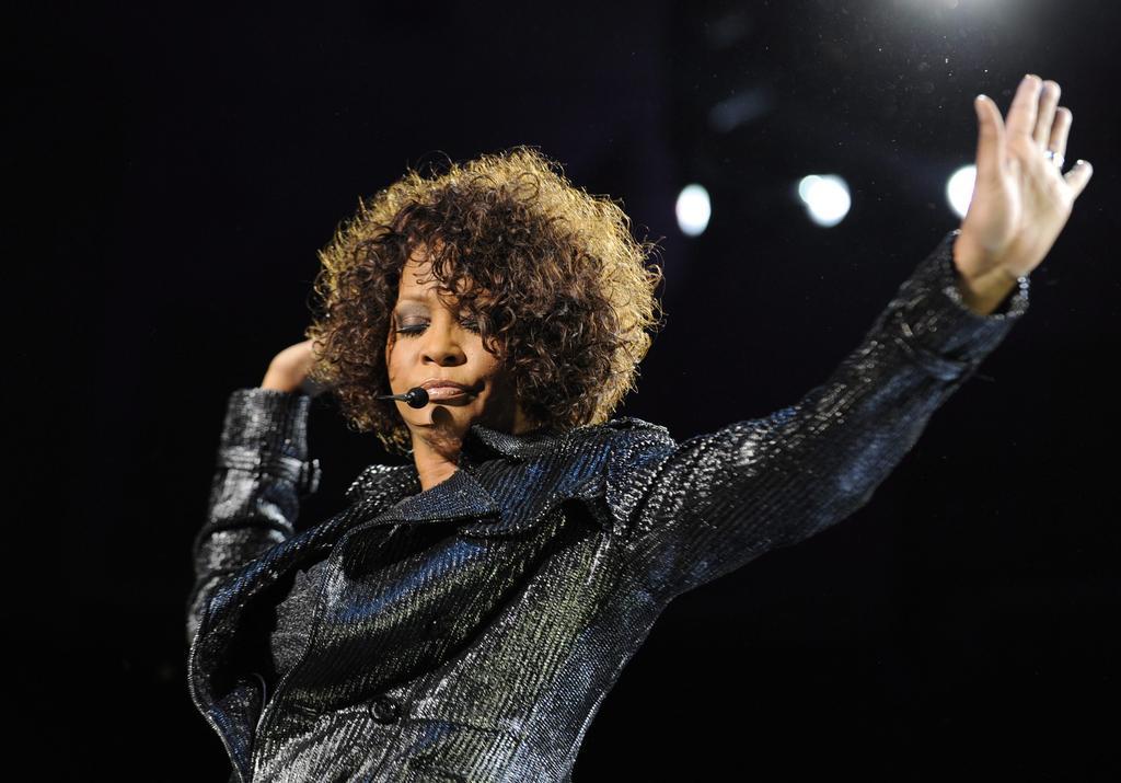 2012 Muere Whitney Houston, destacada cantante y actriz estadounidense