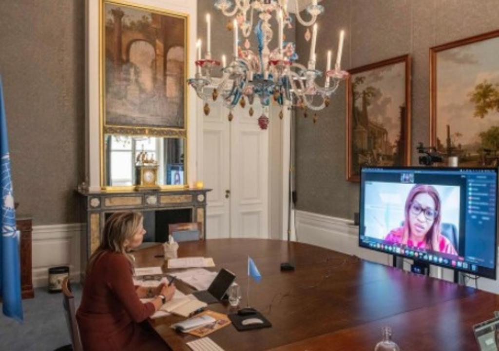 La reina Máxima de Holanda aparece descalza en una reunión virtual. Noticias en tiempo real