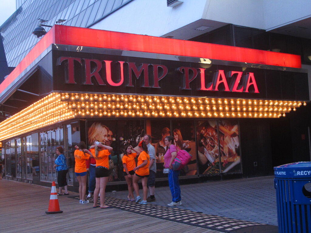Residentes de complejo de condominios piden que ya no se llame Trump Plaza. Noticias en tiempo real
