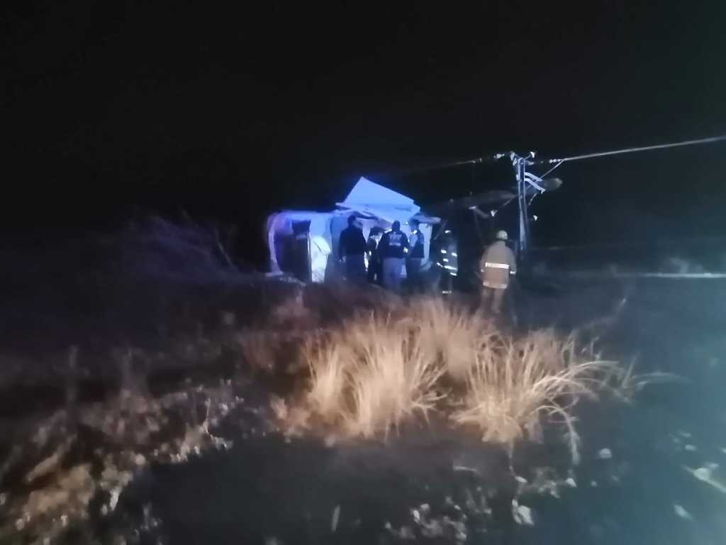 Mueren tres personas tras volcar en carretera a Bermejillo. Noticias en tiempo real