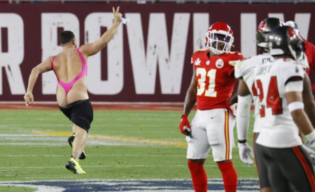 Espontáneo del Super Bowl LV planea comprarse una jirafa con el dinero que ganó en una apuesta