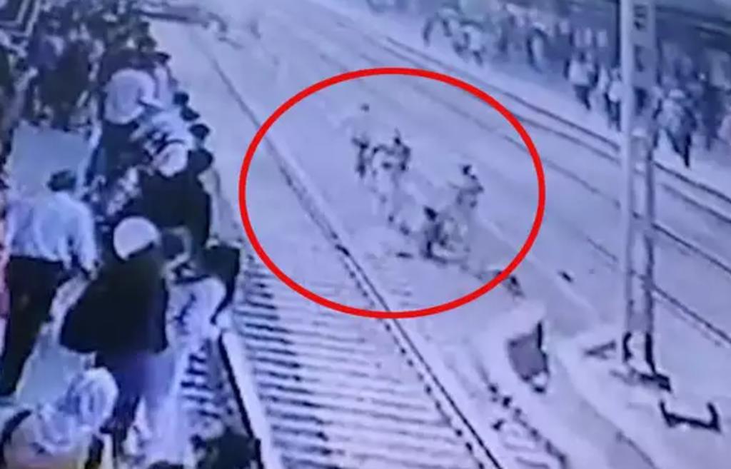 Policías salvan a un hombre que intentó suicidarse al acostarse en las vías del tren. Noticias en tiempo real