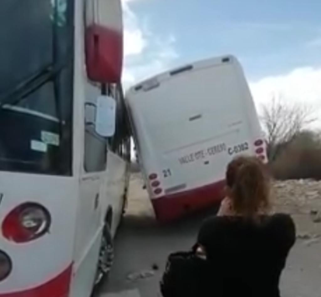Accidente de autobuses provoca molestia de pasajeros en Torreón. Noticias en tiempo real