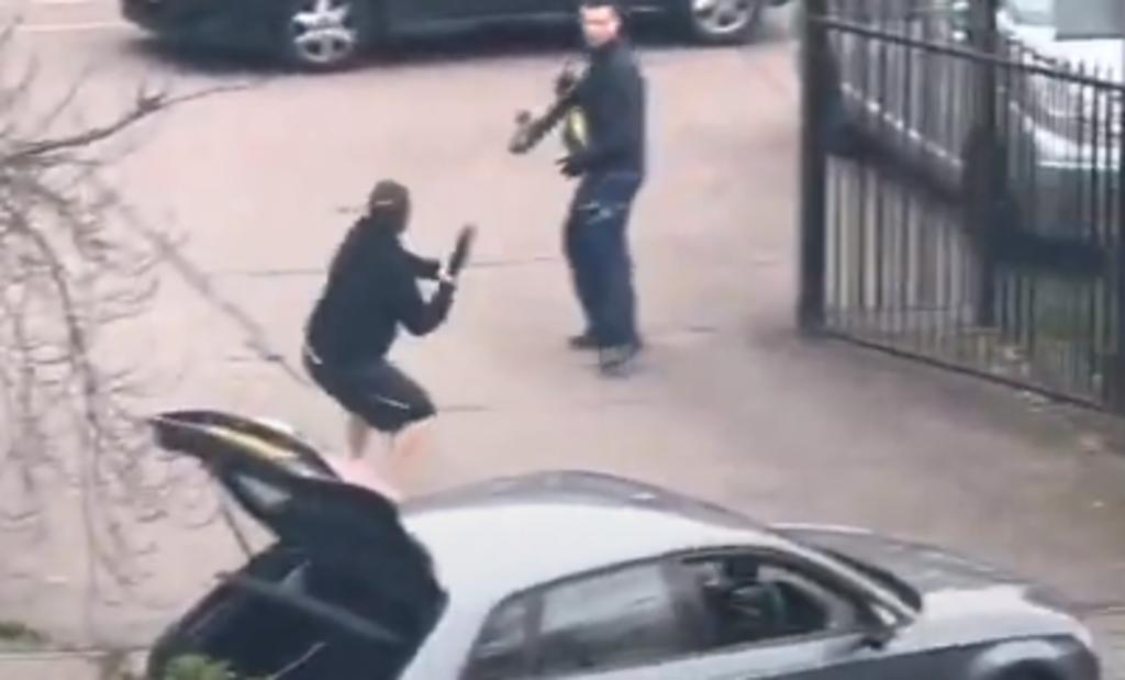 Motorista ataca con una sombrilla a un joven patinador en la entrada de una escuela. Noticias en tiempo real