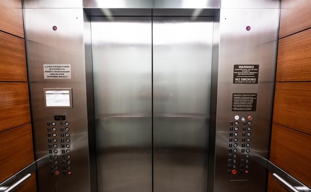 Hombre muere en un elevador al intentar recuperar un celular. Noticias en tiempo real