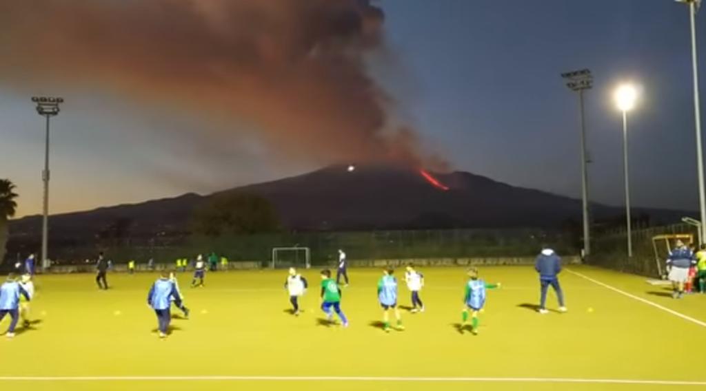 Niños juegan rugby durante erupción del volcán Etna. Noticias en tiempo real