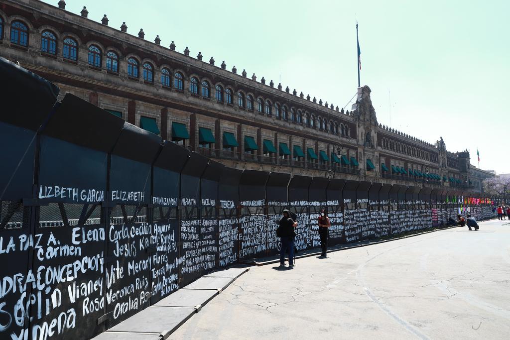 Defiende AMLO que se haya colocado valla protegiendo Palacio Nacional. Noticias en tiempo real