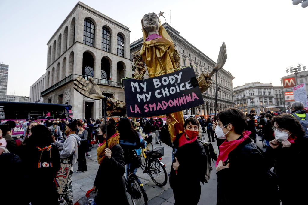 Miles de mujeres se manifiestan por la igualdad en Italia. Noticias en tiempo real