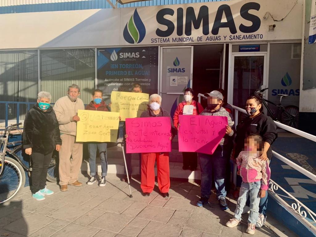 Protestan por falta de agua en las instalaciones del Simas Torreón. Noticias en tiempo real