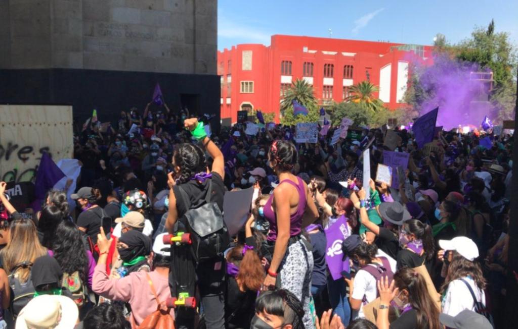 Grupos feministas llegan al Monumento a la Revolución de la CDMX. Noticias en tiempo real