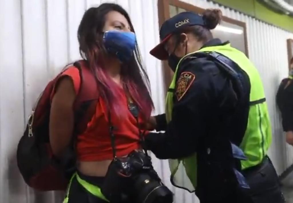 Suspenden a policías involucrados en agresión a fotoperiodista de la CDMX. Noticias en tiempo real