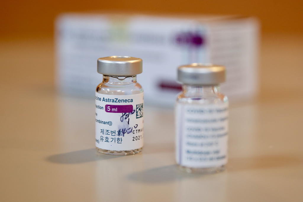 Registra Australia primera muerte vinculada a vacuna de AstraZeneca. Noticias en tiempo real