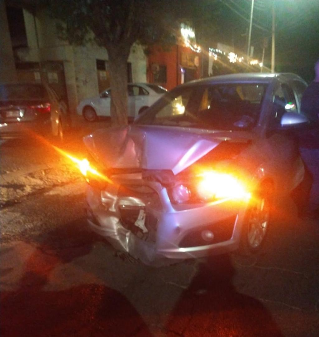 Conductor borracho se impacta contra auto estacionado en Torreón. Noticias en tiempo real