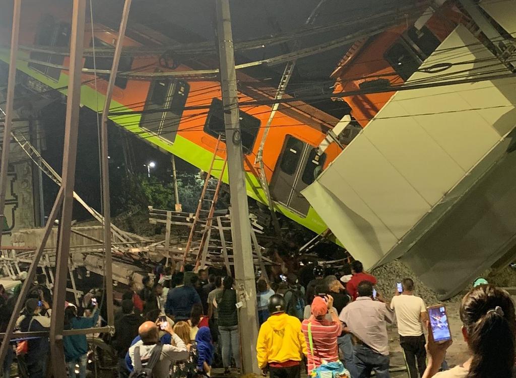 La noche de hoy colapsó la línea 12 del Metro elevado en la Ciudad de México. (TWITTER)