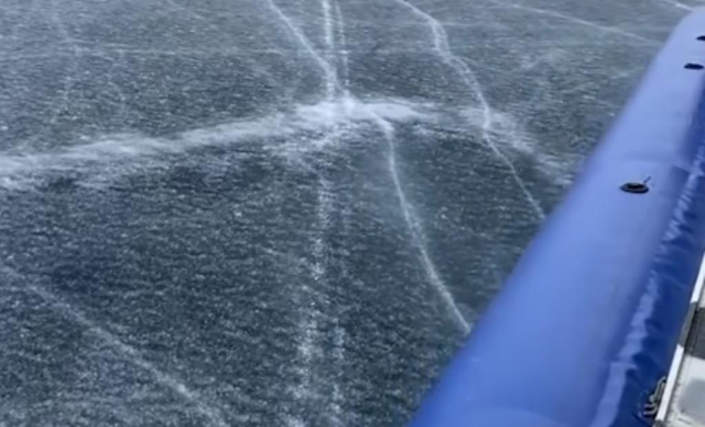 Graban al Lago Baikal respirando bajo su superficie helada. Noticias en tiempo real