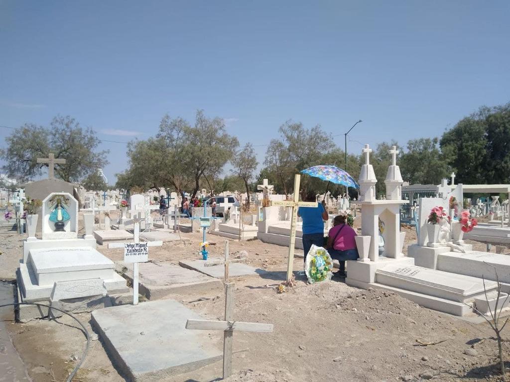 Visitan a madres fallecidas en panteones de Torreón. Noticias en tiempo real