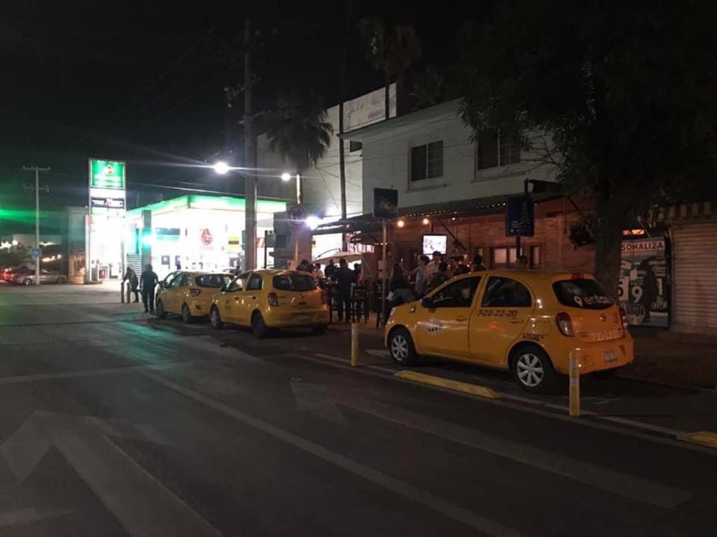 Denuncian presencia de taxis estacionados en ciclovía de Torreón. Noticias en tiempo real