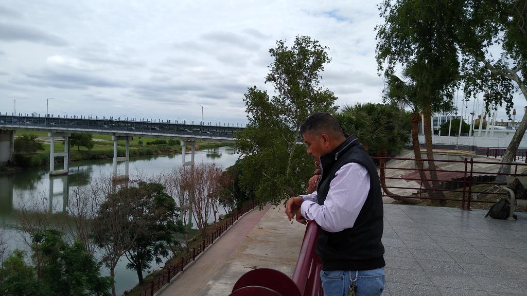 Migrante recién deportado se lanza del Paseo del Río. Noticias en tiempo real