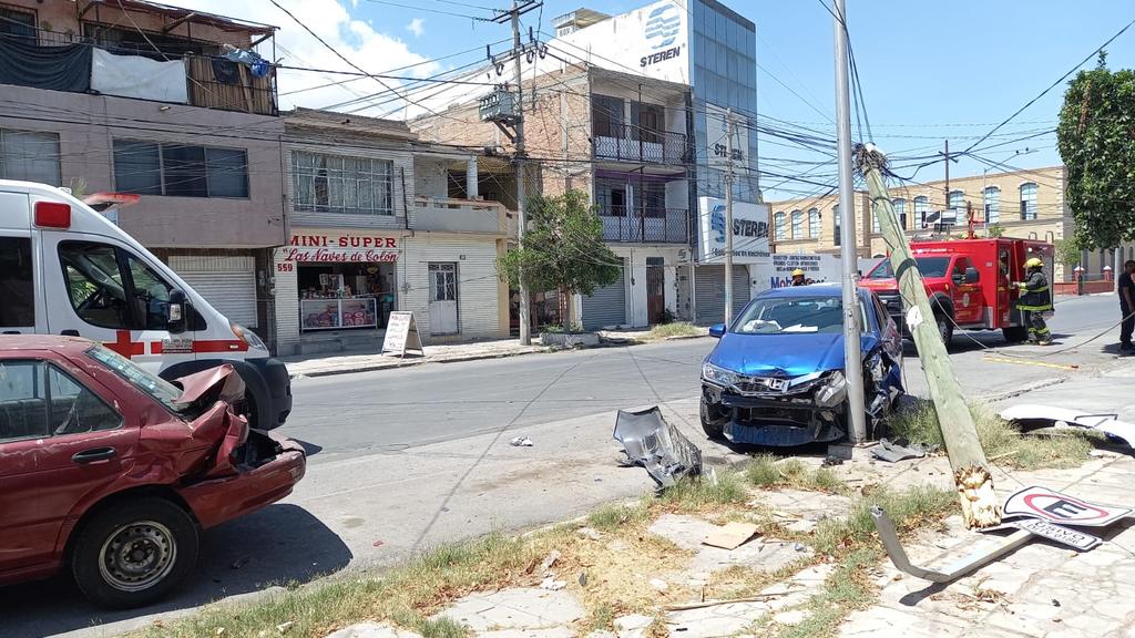 Choca contra autos estacionados en Centro de Torreón. Noticias en tiempo real