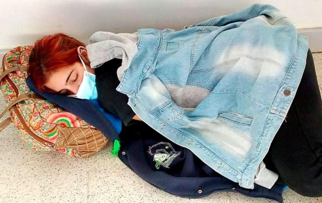 La joven estudiante de Argentina, se vio en la necesidad de recostarse en el piso mientras esperaba ser atendida en un hospital atiborrado de pacientes COVID-19 (ESPECIAL)