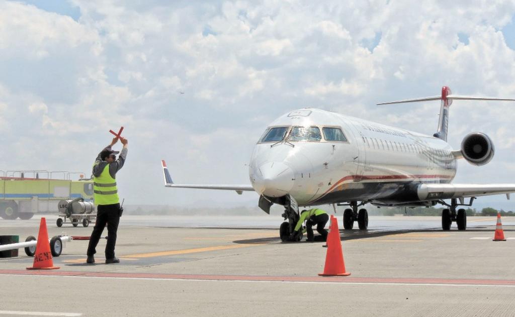 Las aerolíneas mexicanas podrán seguir prestando el servicio de transporte de pasajeros vía aérea hacia Estados Unidos, pero se prohíbe la autorización de nuevas rutas y nuevos servicios. (ESPECIAL)