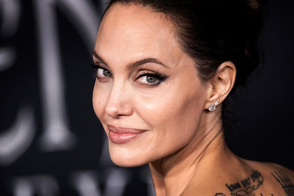 Captan a Angelina Jolie visitando a Jonny Lee Miller, su exmarido. Noticias en tiempo real