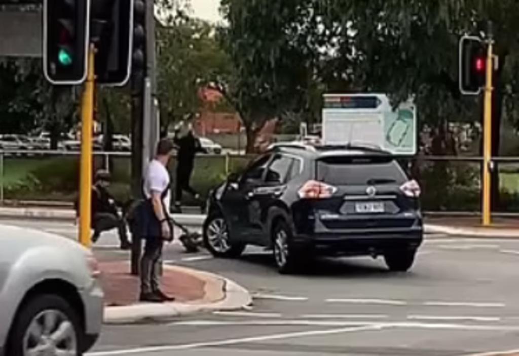 Motorista destruye el monopatín del hombre al que había agredido segundos antes. Noticias en tiempo real