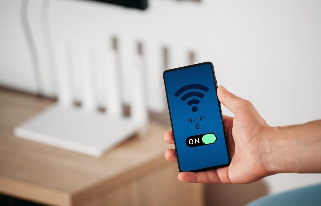 Todos hemos batallado con un módem, reiniciándolo una y otra vez con la esperanza de que la señal de internet se restablezca y funcione correctamente. Sin embargo, en ocasiones, los problemas con el wifi no se deben a una falla de nuestro equipo o de nuestro proveedor de red, sino que el causante podría ser un dispositivo que tienes en casa el cual está obstaculizando la conexión. (ESPECIAL)