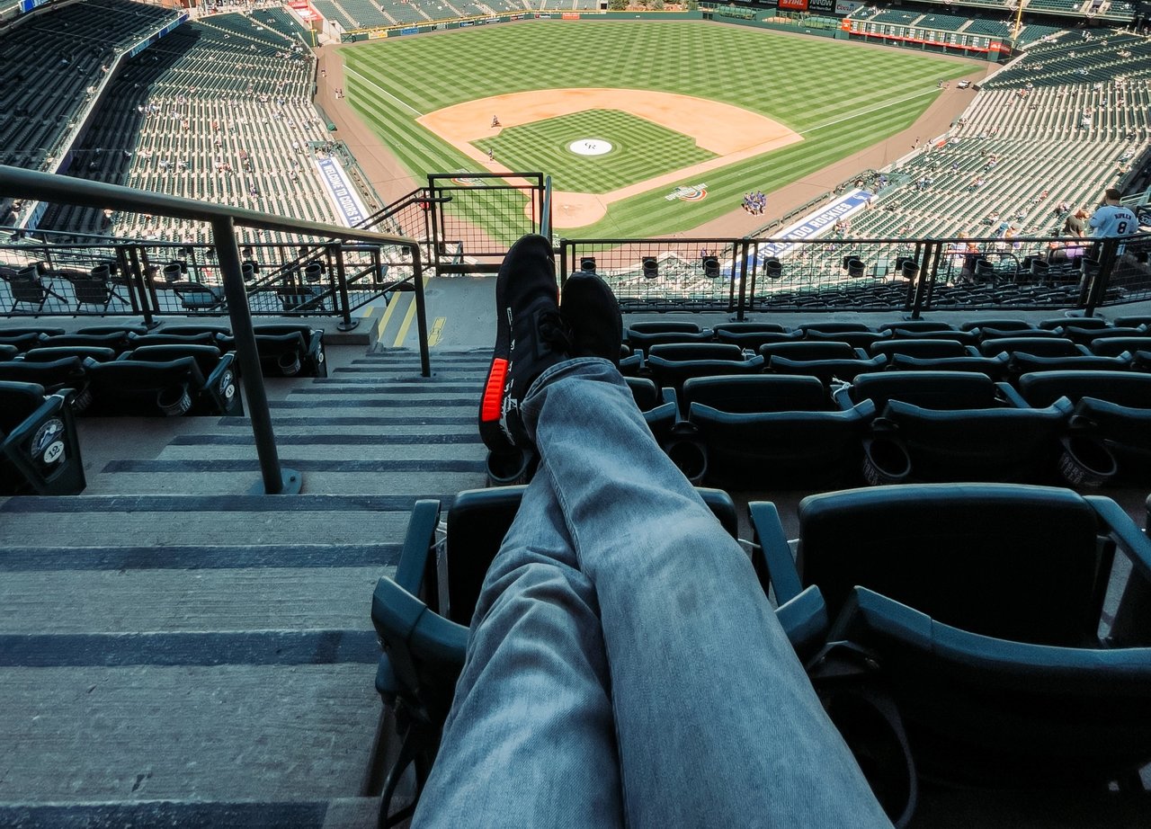 El outfit perfecto para asistir a un partido de béisbol