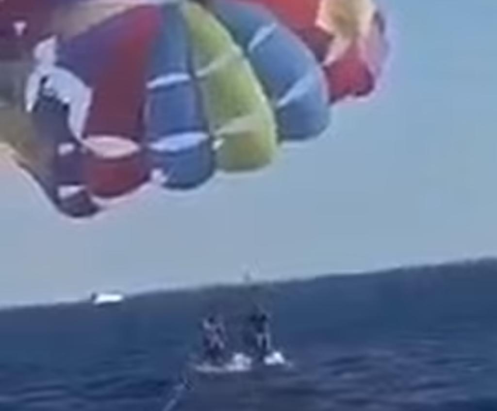Tiburón salta y muerde a un hombre que practicaba parasailing (VIDEO)