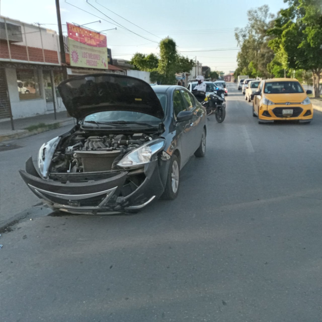 Auto no respeta alto y se impacta contra el vehículo de una pareja en la colonia Villa California de Torreón. Noticias en tiempo real