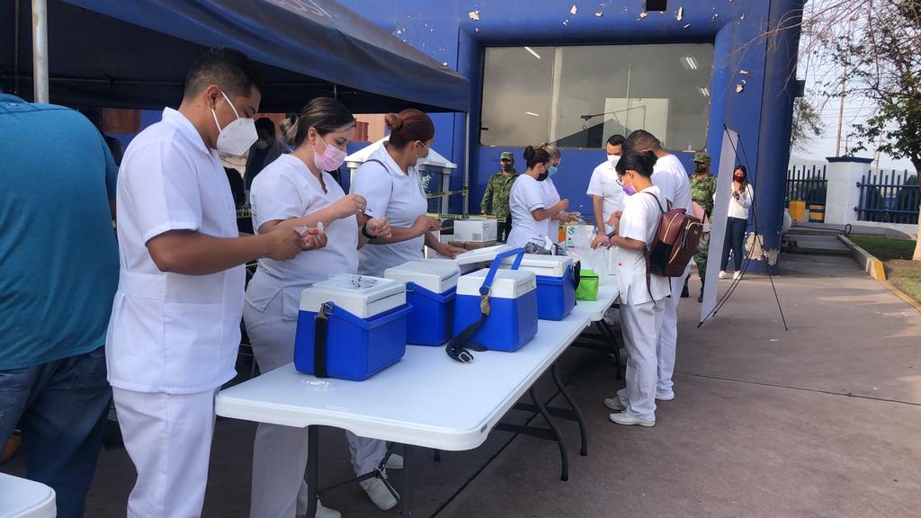 Maestros de región Centro de Coahuila exigen cambiar vacuna Cansino por Pfizer. Noticias en tiempo real