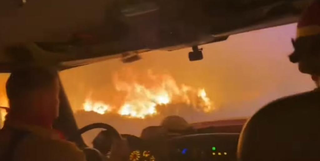 Bomberos escapan de un incendio forestal al conducir entre las llamas. Noticias en tiempo real